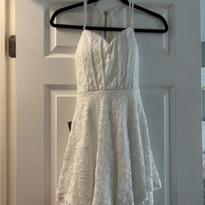 Elegant White semi-formal dress. Womens small